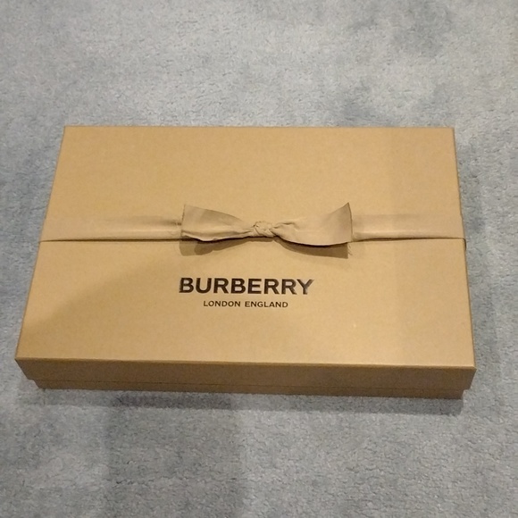 BURBERRY Gift Box - Picture 1 of 4
